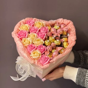 Композиция из мыльных роз с конфетами в форме сердца